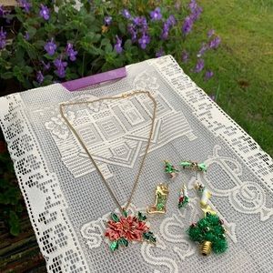 Christmas Costume Jewelry Bundle 7 pieces Gold Toned Pre owned unbranded